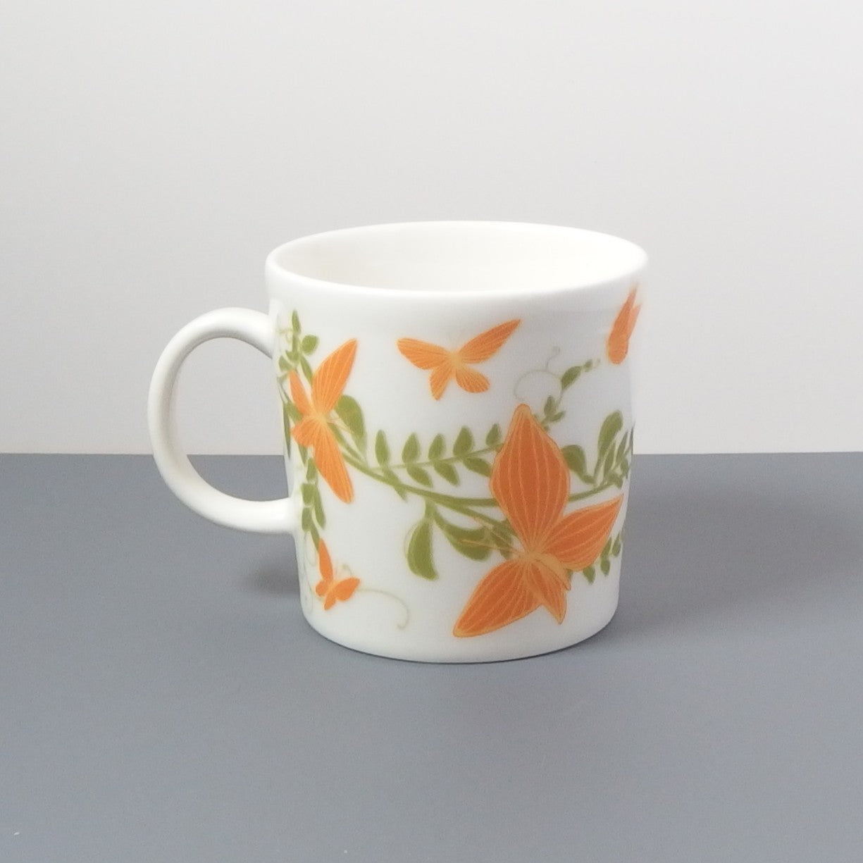 【北欧 ヴィンテージ】 Arabia (アラビア) Teema (ティーマ) mug Perhonen Kultasiipi(Orange)