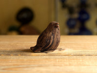 Höganäs Keramik の John Andersson がデザインした鳥のオブジェ。チョコレートのような濃い茶色の釉薬で、くちばしを少し開けて上を向いた姿。