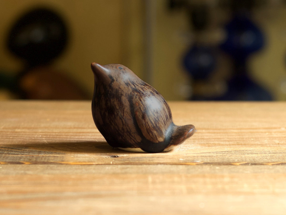濃い茶色の鳥のオブジェを斜め後ろから撮影。尾の形がわかります。