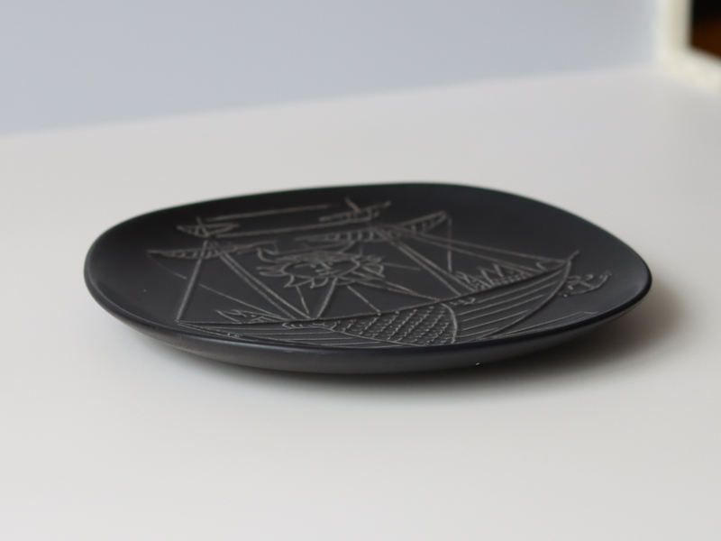 Gustavsberg （グスタフスベリ） Stig Lindberg（スティグ・リンドベリ） Piazza（ピアッツァ） 19.5cm plate black ship │ 北欧 スウェーデン ヴィンテージ プレート 船 陶磁器