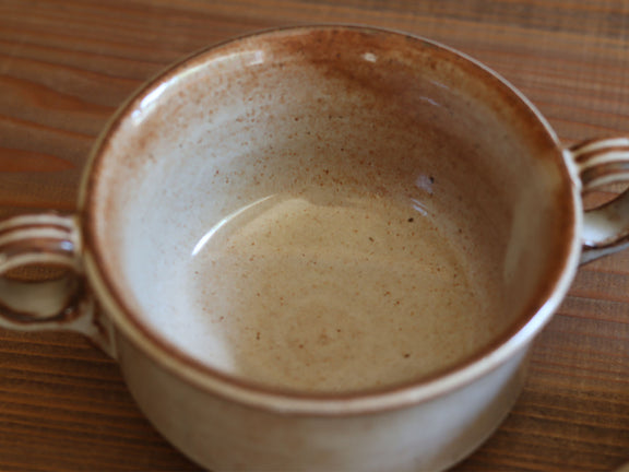 Stogo（ストーゴ）の両手付きスープボウル。クリーム色の釉薬に焼げ茶色の釉薬が縁から垂れた、ストーンウェアならではの質感が魅力の北欧ヴィンテージ食器です。