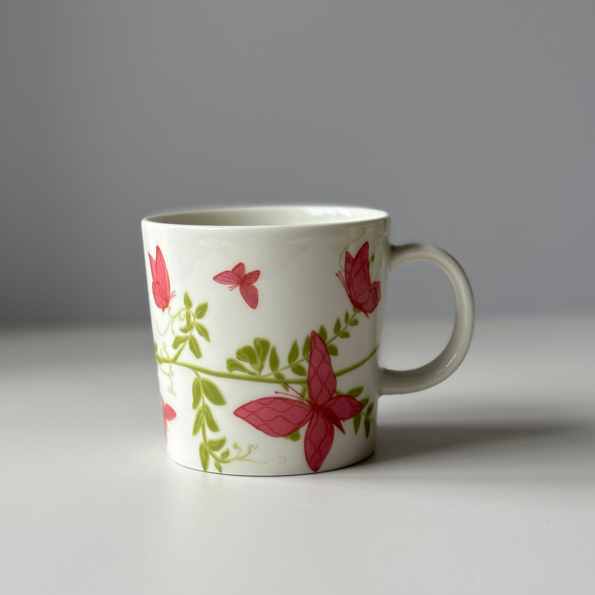 【北欧 フィンランド ヴィンテージ】 Arabia （アラビア） Teema （ティーマ） mug Perhonen Neitoperho（Pink）