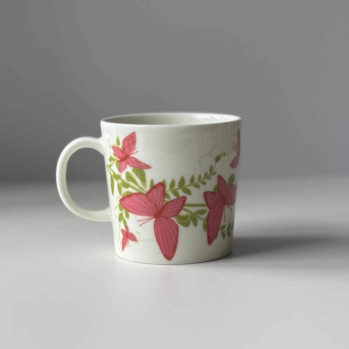 【北欧 フィンランド ヴィンテージ】 Arabia （アラビア） Teema （ティーマ） mug Perhonen Neitoperho（Pink）
