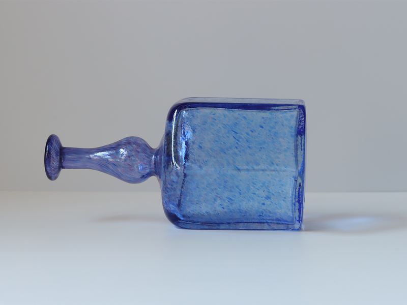 Kosta Boda（コスタ・ボダ） Antikva ブルーパープル ボトル H16.5 / Bertil Vallien ｜ 北欧ヴィンテージ スウェーデン