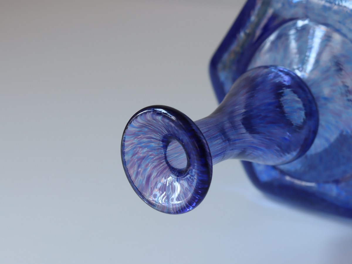 Kosta Boda（コスタ・ボダ） Antikva ブルーパープル ボトル H16.5 / Bertil Vallien ｜ 北欧ヴィンテージ スウェーデン