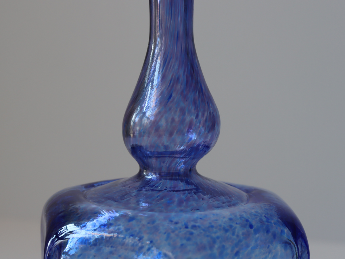 Kosta Boda（コスタ・ボダ） Antikva ブルーパープル ボトル H16.5 / Bertil Vallien ｜ 北欧ヴィンテージ スウェーデン