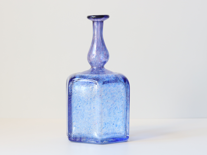 Kosta Boda（コスタ・ボダ） Antikva ブルーパープル ボトル H16.5 / Bertil Vallien ｜ 北欧ヴィンテージ スウェーデン