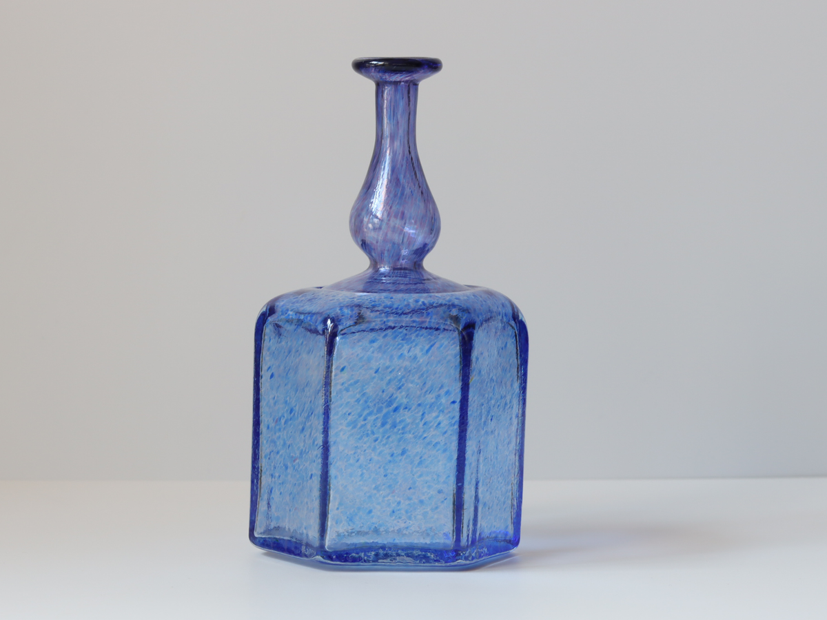 Kosta Boda（コスタ・ボダ） Antikva ブルーパープル ボトル H16.5 / Bertil Vallien ｜ 北欧ヴィンテージ スウェーデン