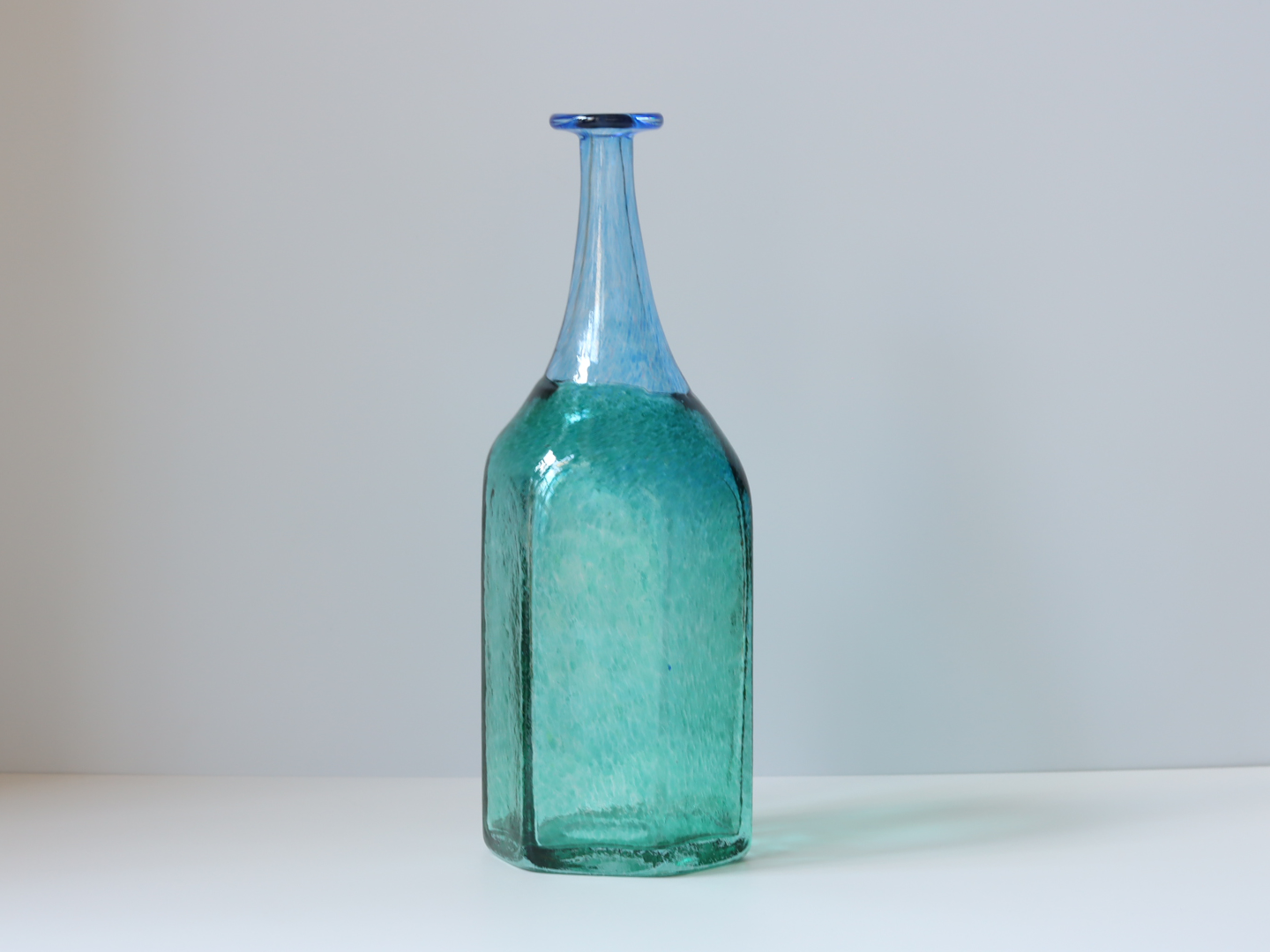 Kosta Boda（コスタ・ボダ） Antikva ブルーグリーン ボトル H26.5 / Bertil Vallien ｜ 北欧ヴィンテージ スウェーデン
