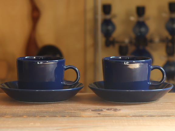 Kaj Franck（カイ・フランク）がデザインした Teema（ティーマ）、深い青のコーヒーカップ＆ソーサー。北欧ヴィンテージの陶磁器です。