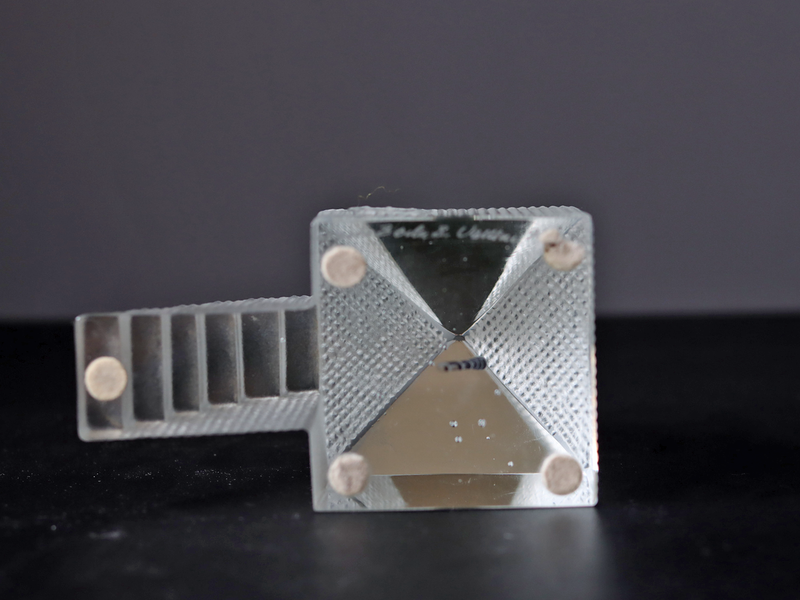 Kosta Boda （コスタ・ボダ） Bertil Vallien（バーティル・ヴァリーン） Crystal Fantasy（クリスタルファンタジー）house 98535 │ 北欧 スウェーデン ヴィンテージ ガラスアート オブジェ 階段付きの家