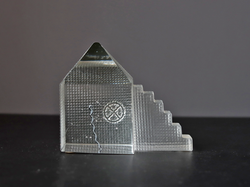 Kosta Boda （コスタ・ボダ） Bertil Vallien（バーティル・ヴァリーン） Crystal Fantasy（クリスタルファンタジー）house 98535 │ 北欧 スウェーデン ヴィンテージ ガラスアート オブジェ 階段付きの家