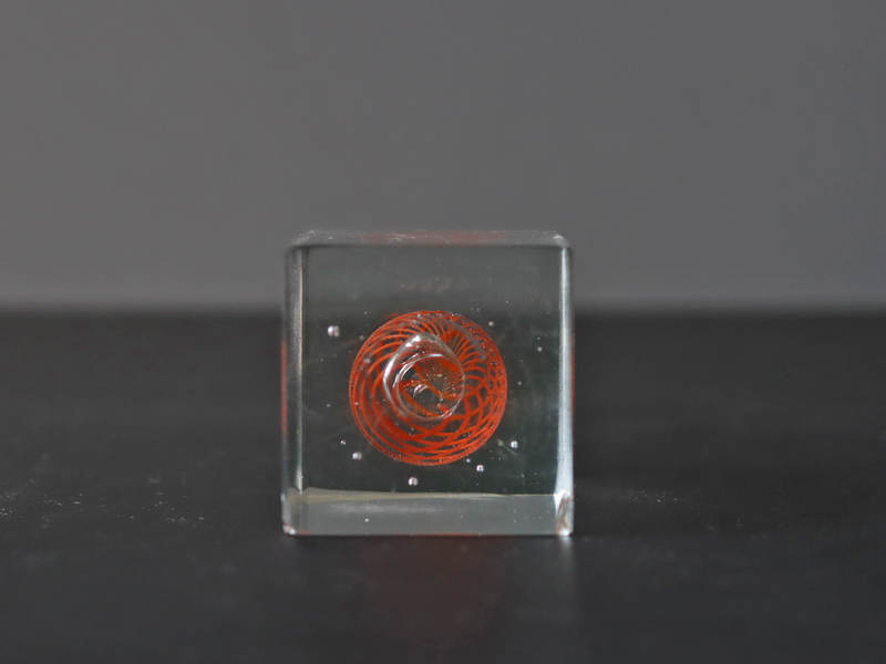 Kosta Boda （コスタ・ボダ） Bertil Vallien（バーティル・ヴァリーン） Crystal Fantasy（クリスタルファンタジー）red circle 98530 │ 北欧 スウェーデン ヴィンテージ アートガラス 赤いサークル