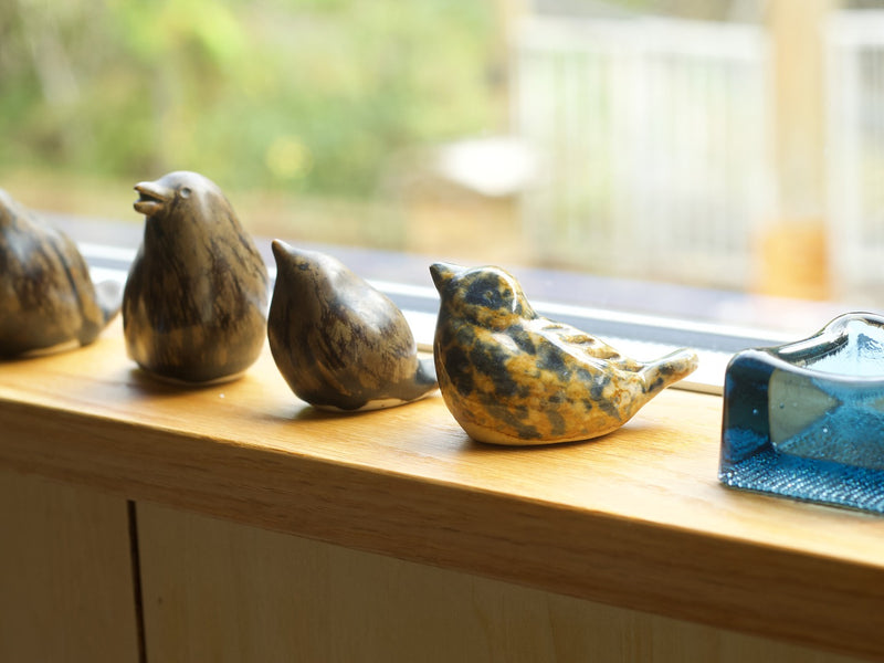 鳥のオブジェ4羽と青いガラスのブロックを窓辺に並べて撮影。大きさの比較に。