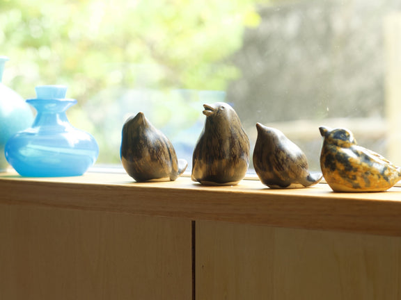 鳥のオブジェ4羽と水色のガラスの花瓶を並べて撮影。大きさの比較に。