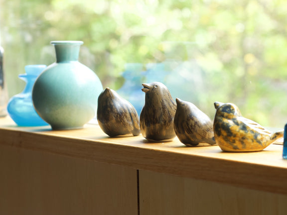 鳥のオブジェ4羽と丸い花瓶・水色の花瓶を並べて撮影。大きさの比較に。