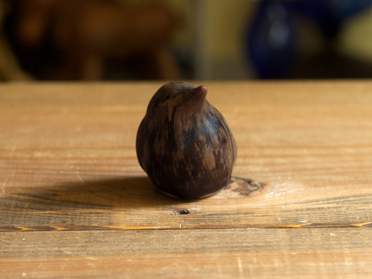 濃い茶色の鳥のオブジェを後ろ側から撮影。