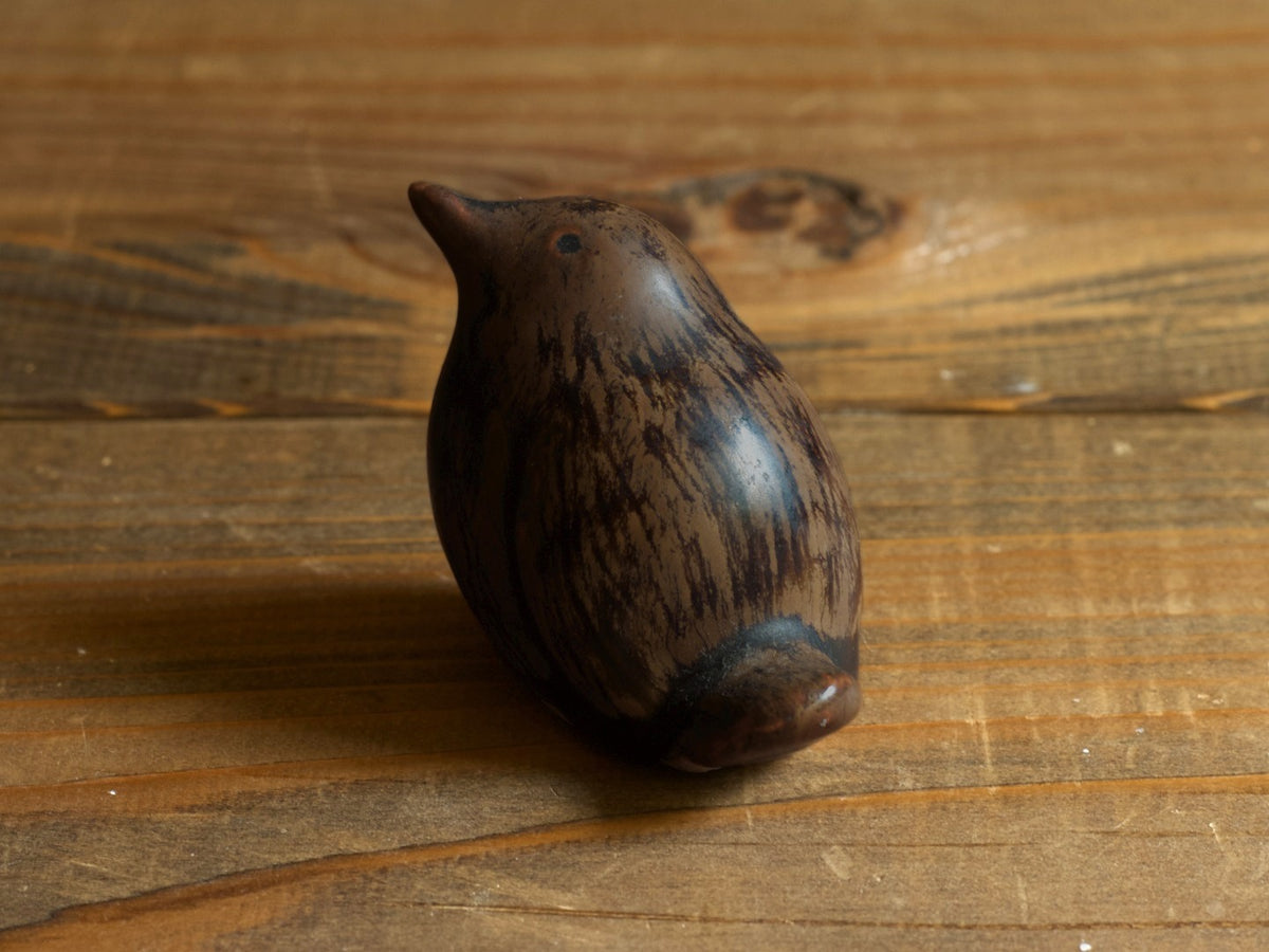 濃い茶色の鳥のオブジェを別の角度から拡大して撮影。