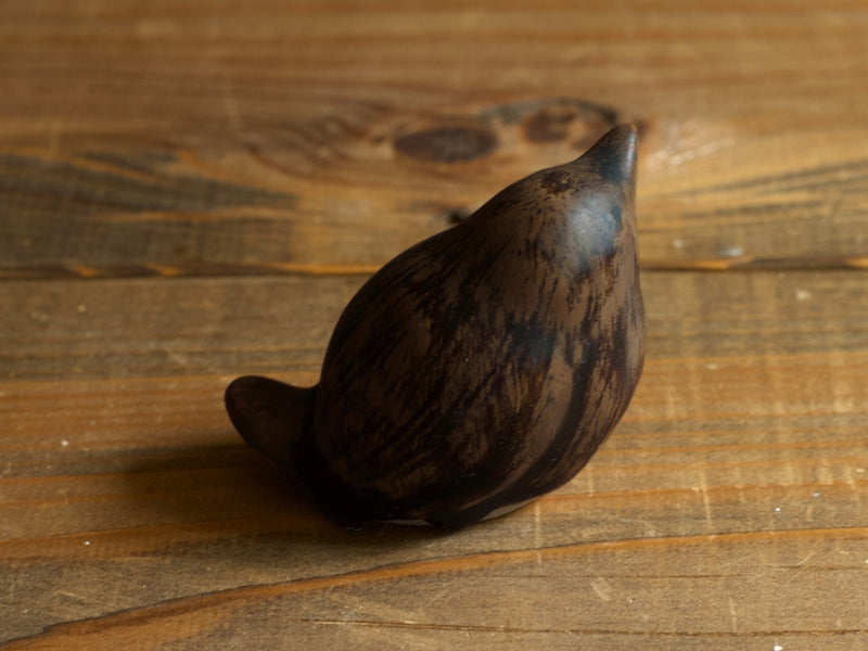 濃い茶色の鳥のオブジェの頭と背中の拡大。