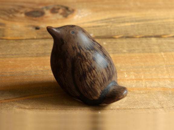 濃い茶色の鳥のオブジェを斜め上から拡大して撮影。