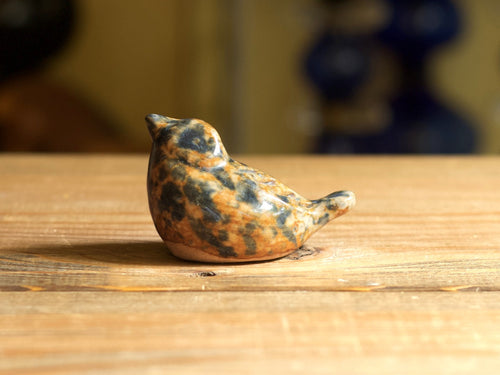 黄色い斑点釉の鳥のオブジェを斜めから撮影。