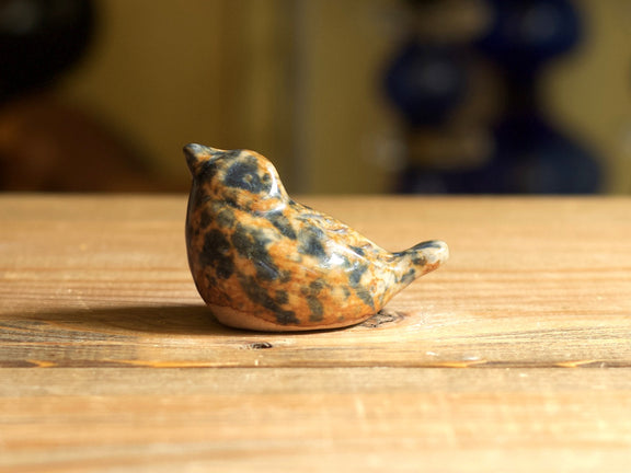 黄色い斑点釉の鳥のオブジェを斜めから撮影。