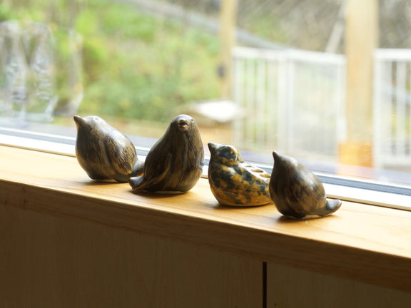 鳥のオブジェ4羽を窓辺に並べて撮影。大きさの比較に。