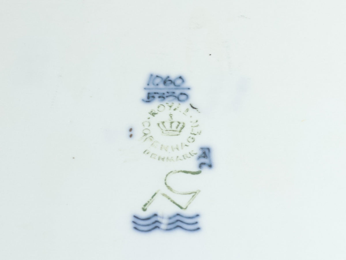 Royal Copenhagen Diana トレイの底面スタンプの拡大。数字1060/5330、王冠の円形スタンプ、緑色のサイン、三本の波。