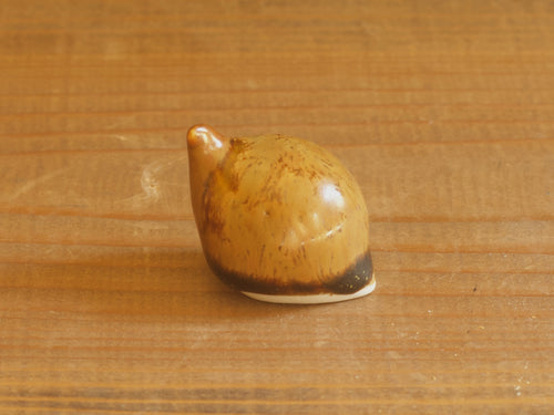 Höganäs Keramik 貝のオブジェ（小）ブラウン 別の角度