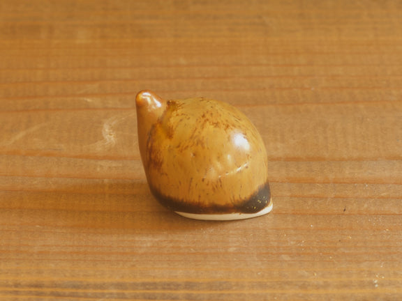 Höganäs Keramik 貝のオブジェ（小）ブラウン 別の角度