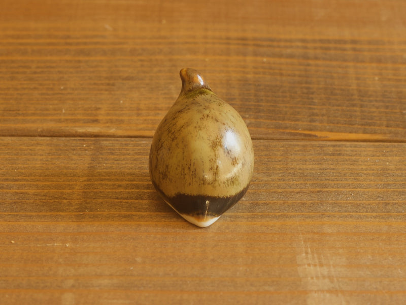 Höganäs Keramik 貝のオブジェ（小）オリーブ 別の角度