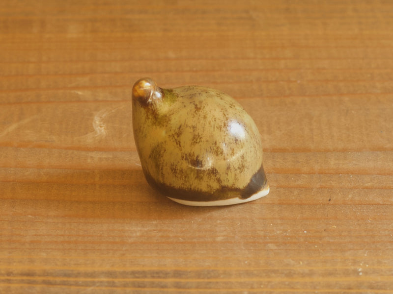 Höganäs Keramik 貝のオブジェ（小）オリーブ 別の角度